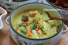 Berbeza mengikut tempat, jika di johor, lontong dihidangkan bersama bahan yang disebutkan tadi. Lontong Johor Resepi Terbaik