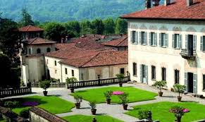 Massima espressione della natura.l'agriturismo sorge in un antico borgo agricolo completamente ristrutturato a circa 10 km da assisi, offre diverse combinazioni di soggiorno ed ampie. Casalzuigno Una Residenza Di Campagna Speciale