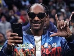 Snoop dogg, byname of cordozar calvin broadus, jr., also called snoop doggy dogg and snoop lion, (born october 20, 1971, long beach, california, u.s.), . Twitch Rapper Snopp Dog Rastet Aus Rage Quit Auftritt Wird Zum Hit Streaming