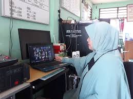 Gambar kartun guru sedang mengajar murid; Guru Bantu Murid Yang Tak Punya Handphone Tiap Hari Ambil Tugas Lalu Besoknya Dikumpul Bebas Baru