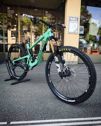 Mega Beliebt Nehmt Euch Mal Zeit Fur Einen Ausgiebigen Test Des Santa Cruz Megatowers Es Ist Eines Der In 2020 Mtb Bike Mountain Bicycle Mountain Bike Downhill Bike