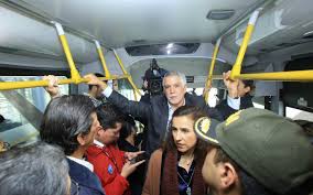 Los buses reducen su velocidad al verse obligados a hacer zig zag por evitar las losas rotas, y los muchos baches en las vías. El Aire Que Le Falta A Penalosa La Silla Vacia