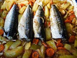 Grâu macrou în cuptor cu ierburi de usturoi și picant. Macrou Cu Legume La Cuptor Un Preparat Culinar Delicios