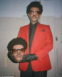 The weeknd prompts fan speculation about plastic surgery after revealing new look in 'save your tears' video. The Weeknd Sports Fully Bandaged Head While Filming Scared To Live Music Video In La Aktuelle Boulevard Nachrichten Und Fotogalerien Zu Stars Sternchen