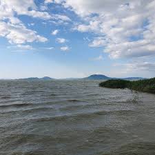 Nosza hát, égen, földön, föld alatt, de még a vízben is keresni kezdi, keresteti a királylányt. Balatonfenyves Also Strand Beach