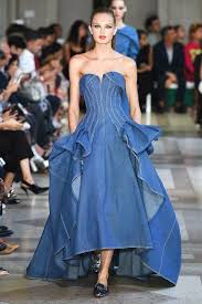 Oda Al Tejido Denim En Carolina Herrera Boda De Mezclilla Vestidos De Mezclilla Moda Gotica