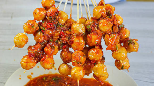 [#CookyVideo - Thử thách level ăn cay CÁ VIÊN SỐT ME CAY nghĩ là thèm mà ăn  là ghiền 🌶😋], Cách làm: https://app.cooky.vn/share/5x93, Cá viên chiên  vàng giòn bên ngoài phủ thêm lớp sốt me cay chua cay ...