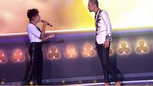 Los artistas continúan reemplazando a la pareja de anoche, en cantando 2020, entonaron cien años, el tema de abel pintos que fue cortina musical de argentina, tierra de amor y venganza (atav) y su. Cantando 2020 Rocio Quiroz Volvio A Cantar Con Rodrigo Tapari Tras Sufrir Las Consecuencias Del Temporal Eltrece