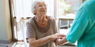 Sa relation privilégiée avec les résidents permet de les apaiser et facilite l'octroi des soins nécessaires à leur prise en charge. Magali Aide Soignante Je Vis Dans L Anxiete D Apporter Le Covid A L Ehpad Marie Claire