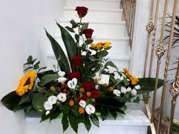 Se il tuo obiettivo è trasmettere alla tua ragazza o moglie tutto il tuo amore, allora dovrai scegliere delle rose rosse. Composizione Girasoli Rose E Lisianthus Per 18 Anni Girasoli Rose Composizione