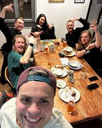 Throwback from the last Freaks dinner 🫶 🍝 The We Are Freaks Crew is back  this Saturday! Who comes to the Haus 33 and welcomes with us David Strasser,  Richard Ulh, Elternhouse,