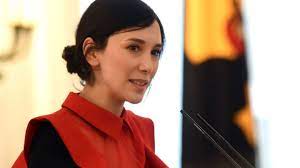 Can not be that sibel kekilli has produced ??a new tattoo and you have not noticed. Weltfrauentag Sibel Kekilli Ruhrt Mit Ihrer Rede Zu Tranen Brigitte De