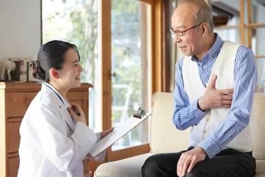ご自宅の安心できる環境で、専門医による診療を行います（AI 生成）