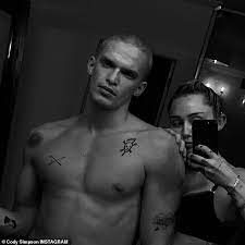Cody robert simpson (born 11 january 1997) is an australian singer, songwriter, dancer, actor, model and swimmer. Miley Cyrus Und Cody Simpson Streifen Nach Unten Fur Eine Weitere Schlupfrige Schlafzimmer Selfie Aktuelle Boulevard Nachrichten Und Fotogalerien Zu Stars Sternchen