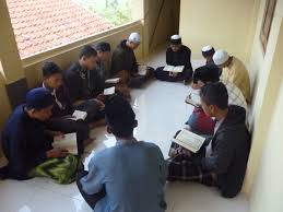 Kita tak perlu mengeja atau menjelaskan deretan huruf yang ada, tetapi langsung mencontohkan bunyi tersebut. Tips Cara Menghafal Al Quran Di Pesantren Tahfidz