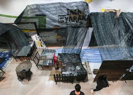 Lukisan ini berlatar belakang kan seorang lelaki sedang menjirat jaring. Kl Biennale Angkat Martabat Seni Visual Negara