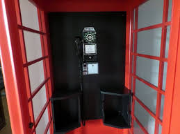 Originál v miniaturním formátu této detailně vypracované ruční práce. Anglicka Cervena Telefonni Budka Neboli Londynska Budka Puvodni Anglicke Telefonni Budky Jsou Kovove O Hmotnosti Cca 800 Kg Pro Interier Temer Nepouzitelne Proto Vyrabim Budky Ze Dreva S Originalni Konstrukci Ktere Jsou