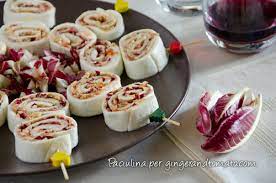 1 rotolo di pasta sfoglia 200 g di mozzarella di bufala pomodorini pachino capperi sotto sale q.b. Rotolo Di Mozzarella Farcito Ginger Tomato