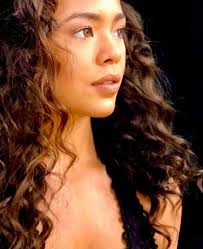 Another beauty coming from buena familia... Her name is Ma. Ingrid Teresita  Palanca Sta. Maria or simply Sam to her peers. This 5'9" tall corporate  employee of an eye wear brand is