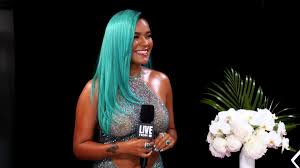 Karol g se presentó en los billboard music awards 2021 y se llevó todos los elogios de sus fanáticos con su performance, donde interpretó bichota y el makinón. Karol G Reveals How Her Collab With Nicki Minaj All Went Down In The Dms