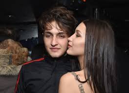 Anwar hadid is the brother of gigi hadid. Fotos Zeigen Kendall Jenner Und Anwar Hadid Beim Knutschen
