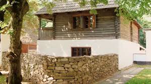 Usando las texturas de la madera, el hierro y la piedra, los tres elementos centrales de la casa, las interioristas han conseguido crear un refugio de montaña cálido, acogedor y moderno. 12225 Una Gran Casa De Piedras Y Madera Efecto Casas Y Edificios Youtube