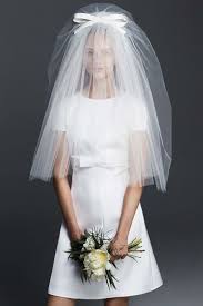 Oggi, è un mood bridal globale ispirato agli anni '70 e all'hippie style che comprende sia il look degli abiti da sposa che la tendenza dell'intero matrimonio, dalla location alla mise en place. Vestiti Da Sposa Stile Anni 60