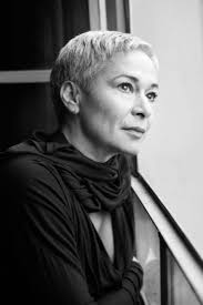 Γεννήθηκε και μεγάλωσε στη θεσσαλονίκη. H Melina Kana Metamorfwnetai Parea Me Ton Goh Toy 8hseioy Musiccorner Gr
