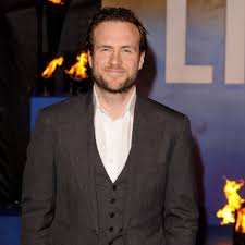 Fallen kingdom is the new adventure movie by juan antonio bayona, starring chris pratt, bryce dallas howard and rafe spall. Rafe Spall Familie Ist Das Wichtigste Gala De