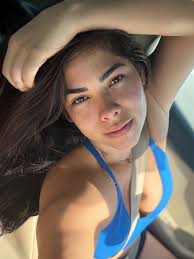 El sol salió como todos los días. Y con el una nueva oportunidad. Hoy me  pregunté! Que habría sido de mí si me hubiese quedado allí. Estancada! Con  aquellas personas que creía