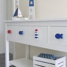 Mit Maritimen Mobelknopfen Wird Dieses Sideboard Zu Einem Echten Blickfang Maritimes Kinderzimmer Kinder Zimmer Kinderzimmerdekoration