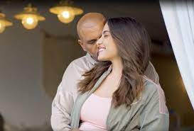 אייל גולן והחברה החדשה דניאל גרינברג נפגשים על הדשא של הגולסטאריות. P9wjzaw912 Vym