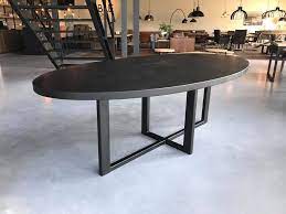 ovale tafel met zwart onderstel en tafelblad black ovaletafel tabledusud stoer ovale eettafels ovalen tafel eettafel