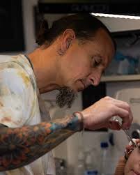 Rook in conch v svetleči različici.🤩 #chebela #chebelastudio  #piercingstudio #conchpiercing #rookpiercing