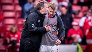 Simon kjaer und die dänischen spieler bilden einen sichtschutz um christian eriksen foto: Uwmeu Csci9rom
