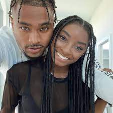 Jonathan owens said he'll always be there for girlfriend simone biles after the gymnast withdrew from the 2020 olympic games earlier this week. Simone Biles Boyfriend Shares Surprising Detail About Their Romance E Online Deutschland