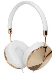 Editor Obsession Watch Connie Rock Out With Her Fave New Accessory Taylor Headphone Gold Headphones Frends Headphone
