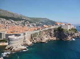 Lo spirito di dubrovnik, una bellissima città medievale che si affaccia orgogliosa sul mare azzurro dell'adriatico protetta da una cinta di mura, è finisce la sovranita dei veneti a dubrovnik ed essa diventa parte integrale del regno della dalmazia e croazia. Dubrovnik Wikitravel
