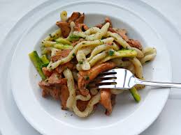 Vediamo brevemente le caratteristiche principali: Strozzapreti Ai Funghi Galletti E Zucchine Ricette Idee Alimentari Zucchine