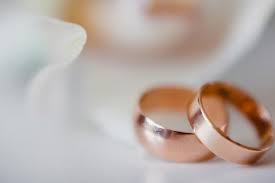 Cincin tunangan di jari mana untuk wanita? Ada Cincin Tunangan Versi Tindik Jari Manis
