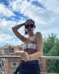 Cute Hingga Swag 9 Gaya Kece Jennie Blackpink Saat Pakai Kacamata