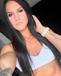 Stefanie Roth's Instagram, Twitter & Facebook