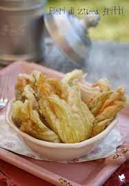 Il fiore di zucca ,è il fiore delle zucchine ,solitamente viene venduto insieme alle zucchine. Fiori Di Zucca Fritti In Pastella Con Acqua Frizzante Senza Uova E Senza Lievito Ricette Fiori Di Zucca Fiori Di Zucca Fritti