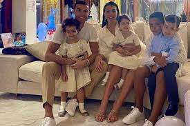 They've been together for approximately 4 years, 6 months, and 15 days. Sosok Ronaldo Di Mata Georgina Rodriguez Dia Contoh Terbaik Anak Anak