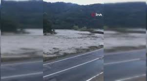 Bartın'da etkili olan sağanak nedeniyle çok sayıda yol heyelan nedeniyle ulaşıma kapanırken birçok araç sular altında kaldı. 0ef6mupxyikjrm