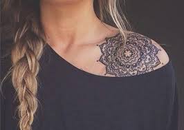 Tatouage femme haut du dos mandala. Les 90 Beaux Modeles De Tatouage Mandala Femme Et Leur Signification
