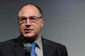 Cientista social, Pierre Lévy prevê substituição do livro didático e do  caderno por computadores e tablets nas salas de aula