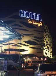 Plafon dapur dari batang kayu yang dipasang horizontal memberi kesan rumah yang lebih panjang dan luas. Tampak Luar Hotel Picture Of Sri Langit Hotel Sepang Tripadvisor