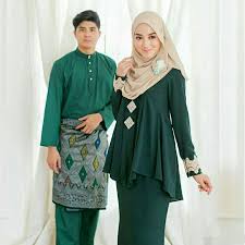 Ia dipakai orang mesir pada masa dahulu iaitu 'djallabiyah' yang bererti sehelai pakaian longgar. Kebaya Dan Baju Melayu Arjuna