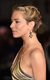 She went to the london evening standard theatre awards with her hair like this: Sienna Miller S Different Takes On The Short Haircut Vogue